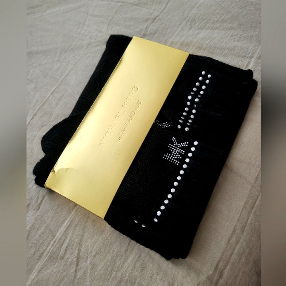 Michael Kors (MK) – Black Knit Silver Studded Scarf and Hat Set (One Size)